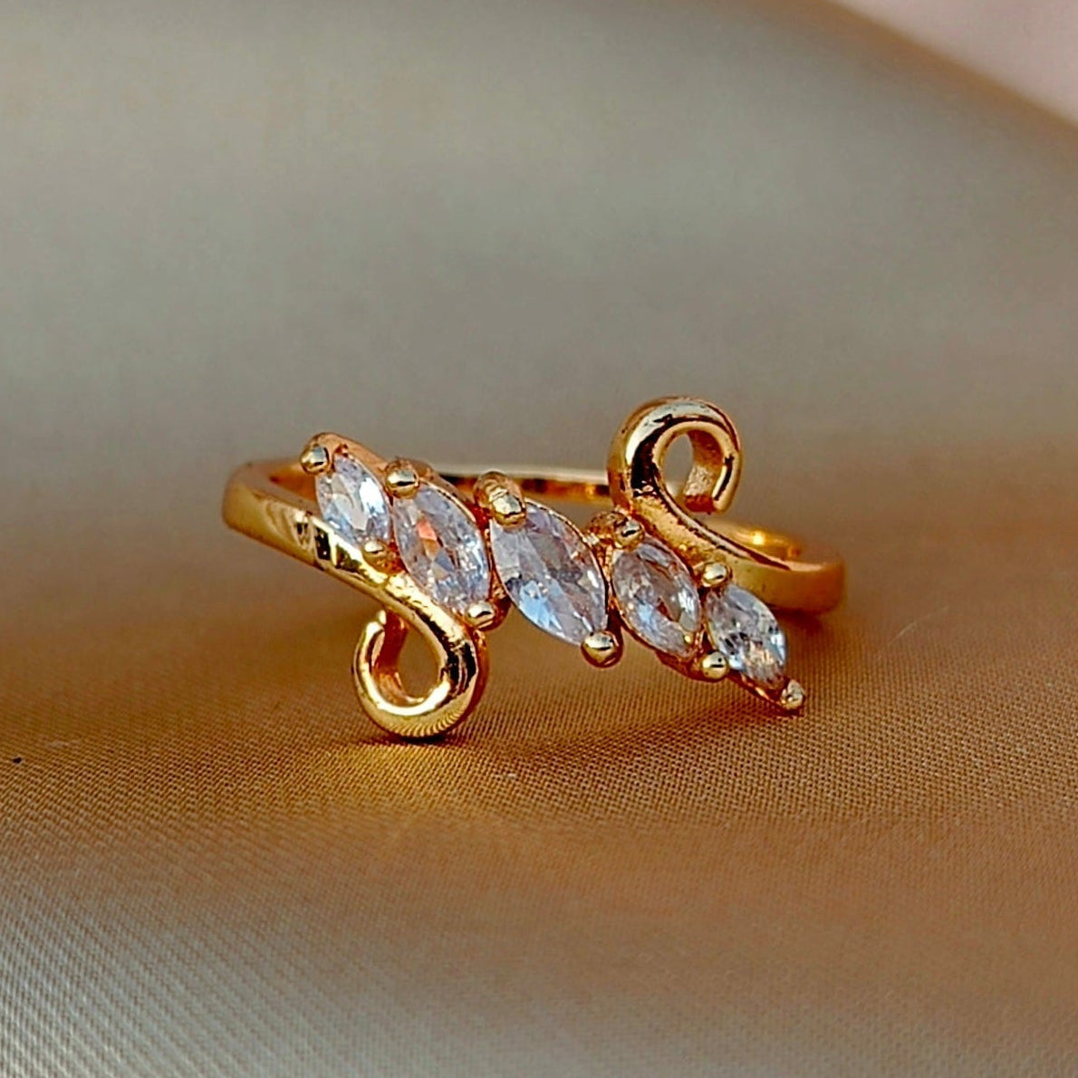 Adjustable Leaf-Inspired Ring with Sparkling Zircon Stones – Elegant Minimal Design