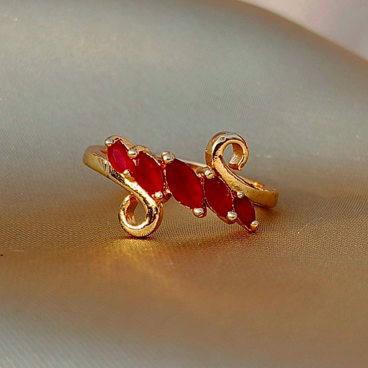 Adjustable Leaf-Inspired Ring with Sparkling Zircon Stones – Elegant Minimal Design